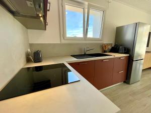 Maisons de vacances Maison renovee avec WIFI, 700m de la mer - 4 couchages - FR-1-231-341 : photos des chambres