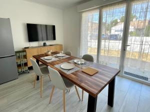 Maisons de vacances Maison renovee avec WIFI, 700m de la mer - 4 couchages - FR-1-231-341 : photos des chambres