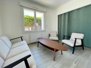 Maisons de vacances Maison renovee avec WIFI, 700m de la mer - 4 couchages - FR-1-231-341 : photos des chambres