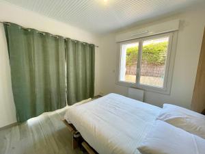 Maisons de vacances Maison renovee avec WIFI, 700m de la mer - 4 couchages - FR-1-231-341 : photos des chambres