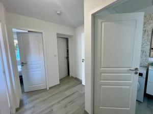 Maisons de vacances Maison renovee avec WIFI, 700m de la mer - 4 couchages - FR-1-231-341 : photos des chambres