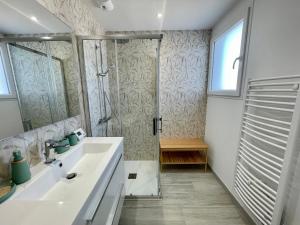 Maisons de vacances Maison renovee avec WIFI, 700m de la mer - 4 couchages - FR-1-231-341 : photos des chambres