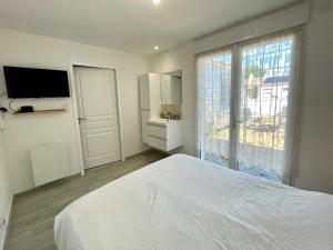 Maisons de vacances Maison renovee avec WIFI, 700m de la mer - 4 couchages - FR-1-231-341 : photos des chambres