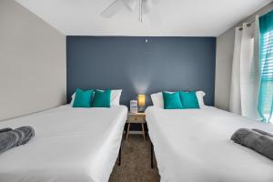 3BR Luxe Oasis near Downtown, Pool, Gym, Bball Crt