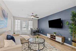 3BR Luxe Oasis near Downtown, Pool, Gym, Bball Crt