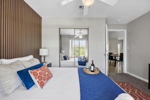 3BR Luxe Oasis near Downtown, Pool, Gym, Bball Crt