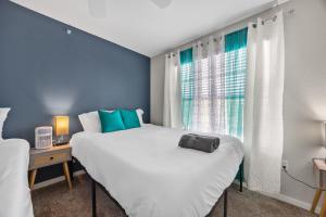 3BR Luxe Oasis near Downtown, Pool, Gym, Bball Crt