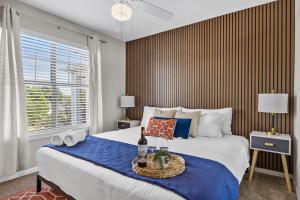 3BR Luxe Oasis near Downtown, Pool, Gym, Bball Crt