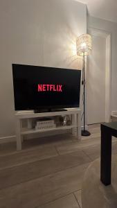 Small 1 Bed Apartment - Free Parking!!!