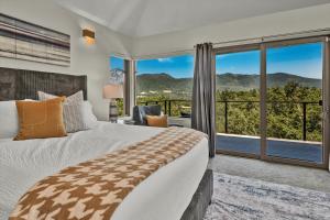 Luxury Modern Home with Views - 3 Acres, 4000 Sq Ft