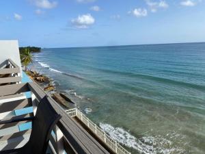 Beautiful Beach Front Penthouse w Rooftop Terrace