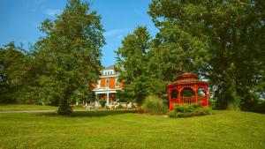 The Magnolia Mansion 6 Minutes to Broadway on 4 Acres