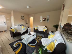 Modern & Comfy 4-Bedroom Home with King Bed, Workspace, & Fast Wi-Fi