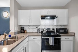 Modern 2BR near Downtown Pool, Gym, Free Parking