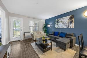 Modern 2BR near Downtown Pool, Gym, Free Parking