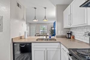 Modern 2BR near Downtown Pool, Gym, Free Parking