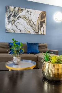 Modern 2BR near Downtown Pool, Gym, Free Parking