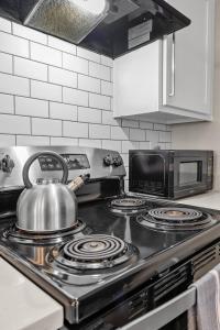 Modern 2BR near Downtown Pool, Gym, Free Parking