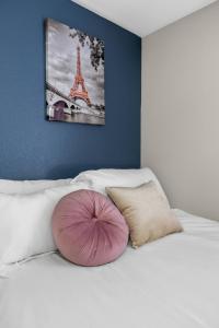 Modern 2BR near Downtown Pool, Gym, Free Parking