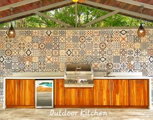 Main Villa plus 2 casitas, 5 BR, POOL, canaba w grill