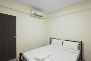 RQ Bangkok Huai Khwang by Collection O