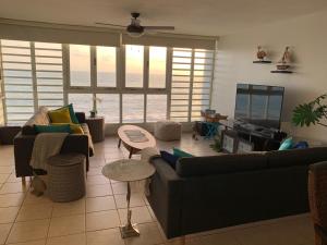 Beautiful Beach Front Penthouse w Rooftop Terrace