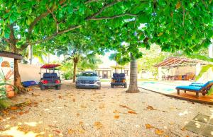 Main Villa plus 2 casitas, 5 BR, POOL, canaba w grill