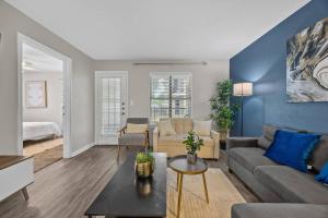 Stylish 2BR in Downtown, Pool Gym, near Airport