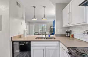 Stylish 2BR in Downtown, Pool Gym, near Airport