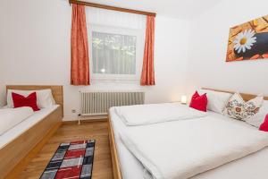 One-Bedroom Apartment with Balcony (2-3 Adults) room in Ferienhaus Panorama