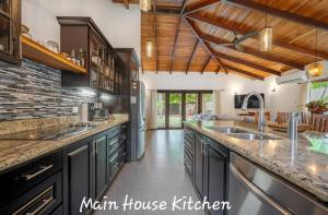 Main Villa plus 2 casitas, 5 BR, POOL, canaba w grill