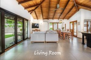 Main Villa plus 2 casitas, 5 BR, POOL, canaba w grill