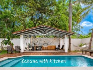 Main Villa plus 2 casitas, 5 BR, POOL, canaba w grill