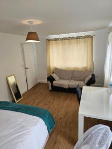 Luxury Kingsize Bedroom with Dedicated Toilet- Central Dartford