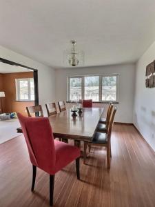 Spacious Getaway Two Homes on a Tranquil Vineyard Ideal for Large Groups