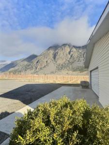 Spacious Getaway Two Homes on a Tranquil Vineyard Ideal for Large Groups