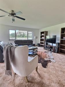 Spacious Getaway Two Homes on a Tranquil Vineyard Ideal for Large Groups