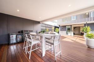 Seabound Luxe - Pool, Court, Walk to Beach and Village