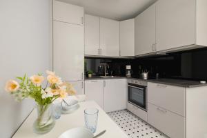 Nowoczesne Apartamenty z Parkingiem obok Centrum w Katowicach by Noclegi Renters