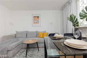Warsaw City Center Skylines Apartment by Noclegi Renters