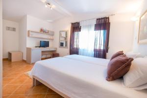 Double Room with Sea View room in Apartments Babilon