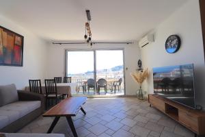 Appartements Spacieux Appartement Vue Mer et Montagne en dernier etage avec Terrasse - Parking et Wifi : photos des chambres