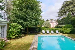 Large Manor House with Pool Hot Tub & Gardens