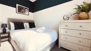 Homely Monthly Stay in Chesterfield for Families and Contractors with Good Transport Links
