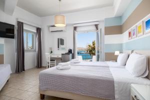 Triple Room with Sea View room in Hotel Oasis