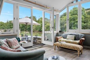 Duck Cottage - Waters Edge, Exclusive Village Location