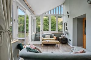 Duck Cottage - Waters Edge, Exclusive Village Location