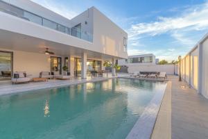 TML-6 bedrooms-independent swimming pool and Luxury KTV room and fitness area and pool table