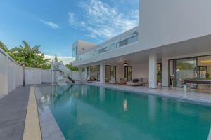 TML-6 bedrooms-independent swimming pool and Luxury KTV room and fitness area and pool table