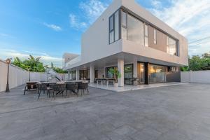 TML-6 bedrooms-independent swimming pool and Luxury KTV room and fitness area and pool table